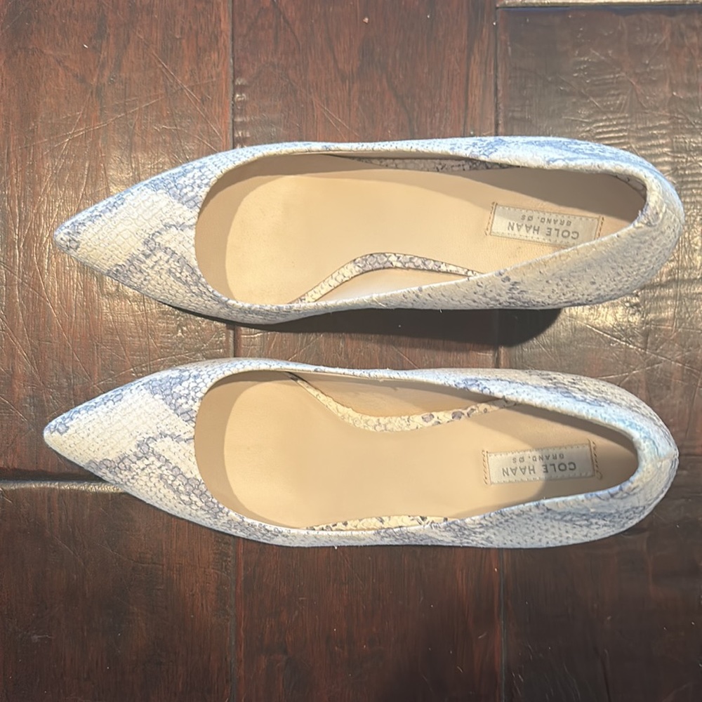 Cole Haan Like New Pointed Toe Kitten Heel - size 8 - Picture 3 of 5